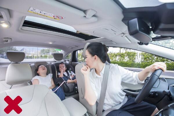 Nguyên nhân nào gây mất tập trung khi lái xe?
