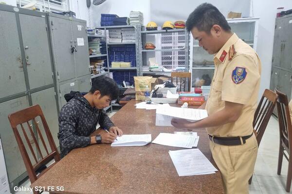 Phòng CSGT Quảng Ngãi xử lý nghiêm tài xế làm rơi hàng trên Quốc lộ 1A đoạn qua xã Thọ Phong