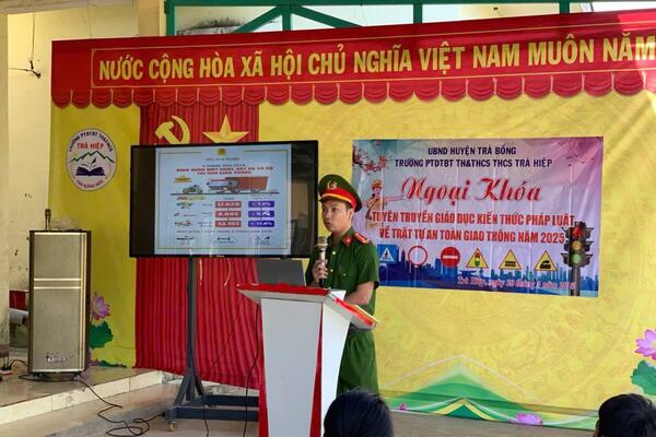 Trà Bồng: Công an xã Trà Hiệp tổ chức tuyên truyền pháp luật về an toàn giao thông trong dịp học sinh nghỉ hè
