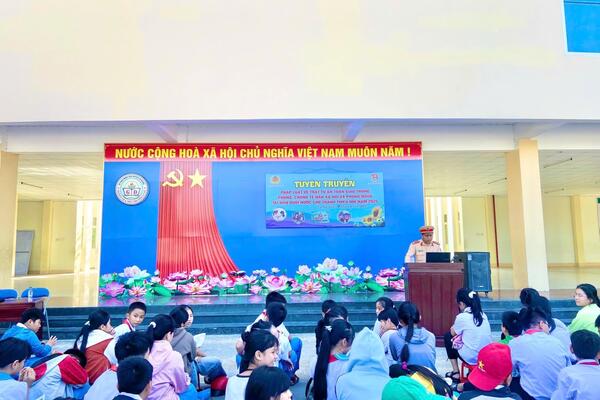 Lực lượng Cảnh sát giao thông - khu vực Tư Nghĩa đẩy mạnh tuyên truyền, phổ biến pháp luật về trật tự, an toàn giao thông cho học sinh, sinh viên