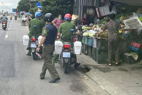 Công an xã Vệ Giang triển khai tuyên truyền, vận động nhân dân nâng cao ý thức tự giác trong việc chấp hành Luật giao thông đường bộ