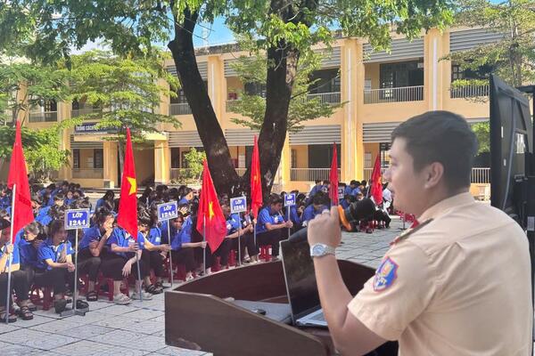 Trạm CSGT Đức Phổ đẩy mạnh tuyên truyền pháp luật ATGT dịp đầu năm học mới 2025–2026