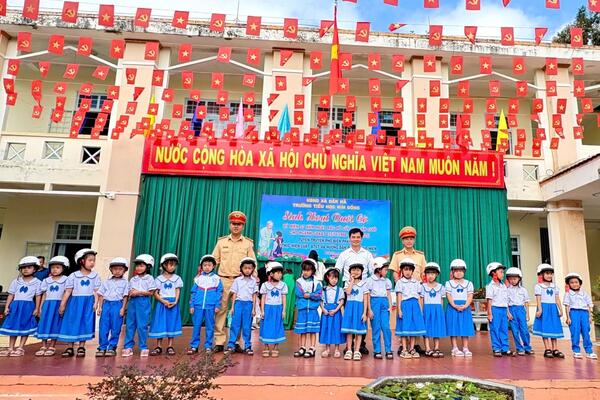 Sôi nổi buổi tuyên truyền an toàn giao thông cho học sinh Trường Tiểu học Kim Đồng do Phòng Cảnh sát giao thông Công an tỉnh Quảng Ngãi tổ chức