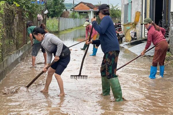 Nhân dân xóm 1, thôn Phú Lộc, xã Thọ Phong chung tay nạo vét tuyến đường tạm thời để thuận tiện Nhân dân đi lại