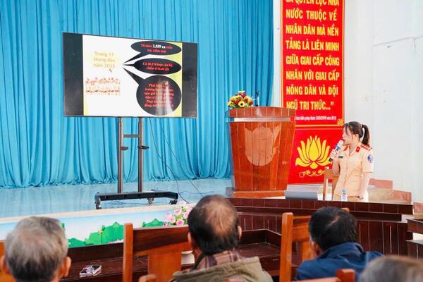 TRẠM CSGT ĐỨC PHỔ (KHU VỰC 5) PHỐI HỢP ĐẨY MẠNH TUYÊN TRUYỀN PHÁP LUẬT VỀ TTATGT CHO NHÂN DÂN